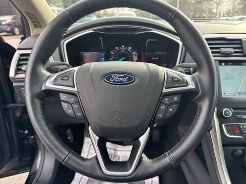 Used 2017 Ford Fusion SE w/ Fusion SE Technology Package image 14