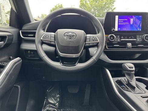 Used 2025 Toyota Highlander XSE AWD/4WD image 17
