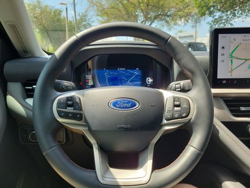 Used 2025 Ford Explorer Active AWD/4WD image 22