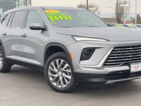 Used 2025 Buick Enclave Preferred image 2