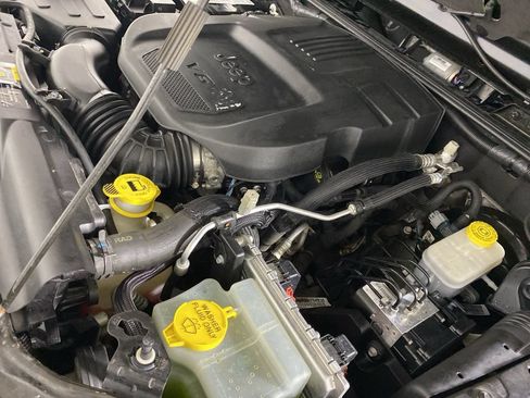 Used 2018 Jeep Wrangler Unlimited Sahara AWD/4WD image 35
