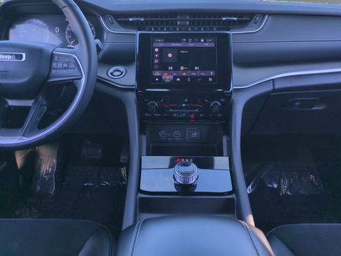 Used 2024 Jeep Grand Cherokee L Laredo image 11