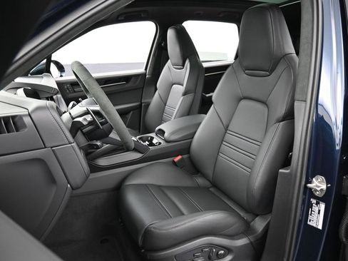 New 2026 Porsche Cayenne GTS image 5
