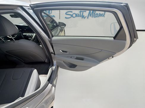 Used 2021 Hyundai Elantra SE FWD image 29