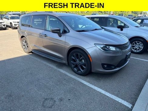 Used 2018 Chrysler Pacifica Touring-L w/ Premium Audio Group FWD image 1