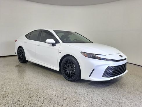 Used 2025 Toyota Camry LE w/ Convenience Package FWD image 4