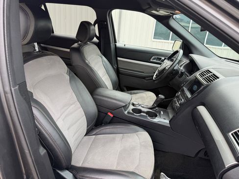 Used 2017 Ford Explorer XLT w/ Equipment Group 202A AWD/4WD image 28