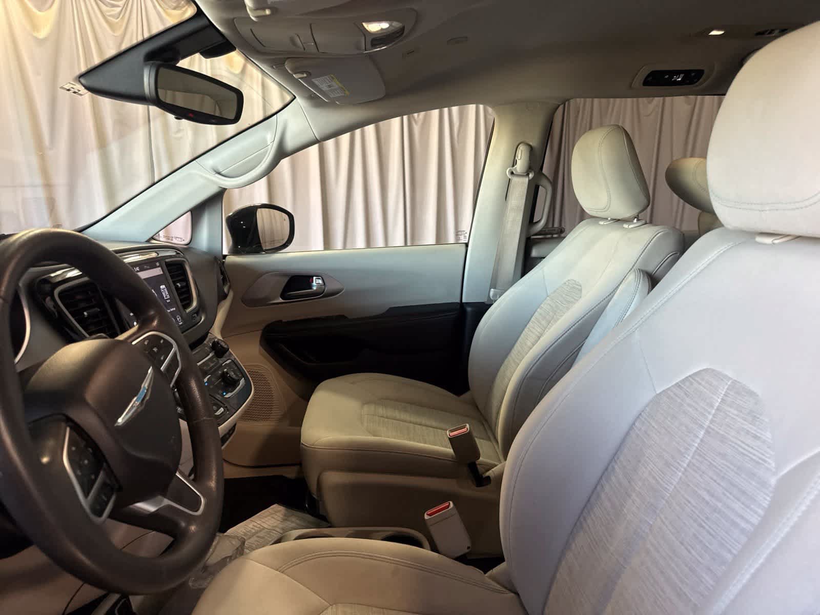 Used 2018 Chrysler Pacifica Touring Plus FWD image 20