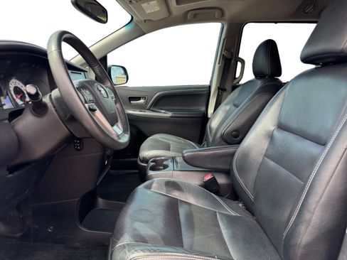 Used 2016 Toyota Sienna SE FWD image 10
