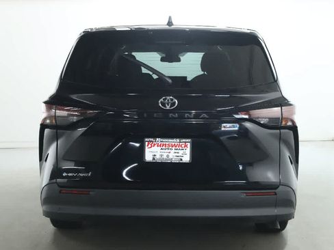 Used 2026 Toyota Sienna LE AWD/4WD image 38