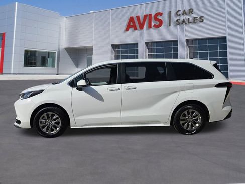 Used 2025 Toyota Sienna LE image 2