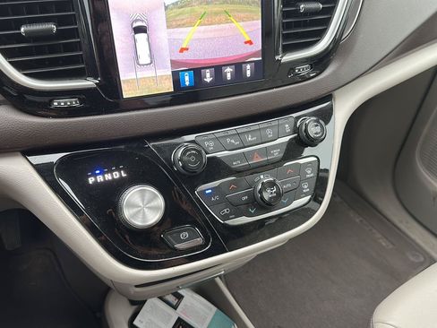 Used 2018 Chrysler Pacifica Touring-L w/ Advanced Safetytec Group FWD image 18