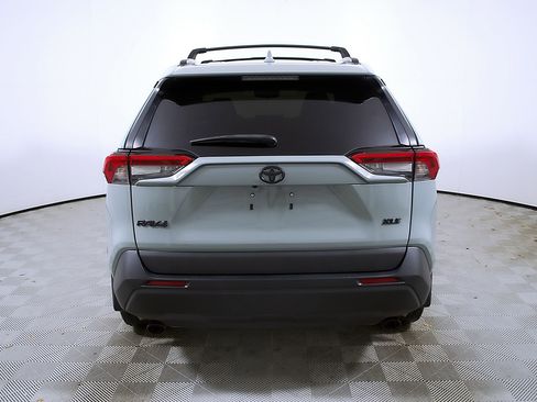 Used 2022 Toyota RAV4 XLE Premium image 8
