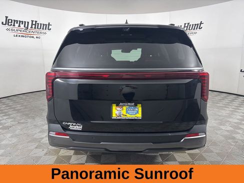 Used 2025 Kia Carnival SX Prestige image 6