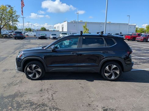 Used 2025 Volkswagen Taos SE AWD/4WD image 10