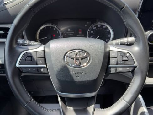 Used 2023 Toyota Highlander LE FWD image 18