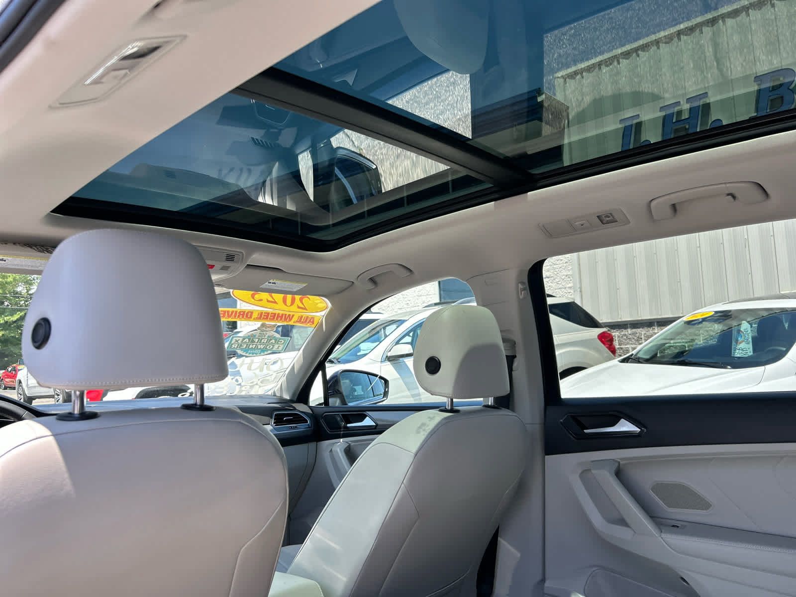 Used 2023 Volkswagen Tiguan SE w/ Panoramic Sunroof Package AWD/4WD image 23