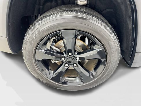Used 2023 Jeep Grand Cherokee Altitude AWD/4WD image 86