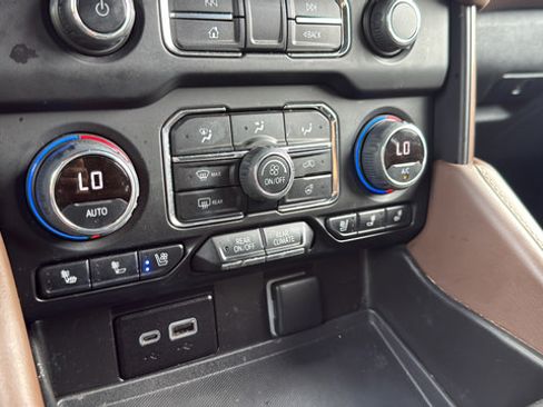Used 2023 Chevrolet Suburban High Country w/ Advanced Technology Package AWD/4WD image 17