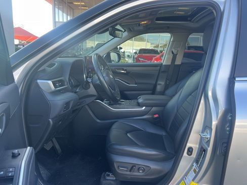 Used 2023 Toyota Highlander XLE image 8