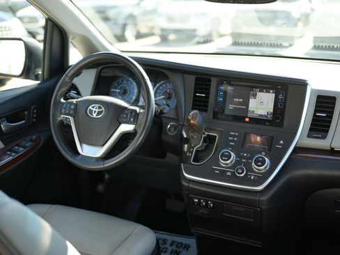 Used 2017 Toyota Sienna Limited FWD image 8
