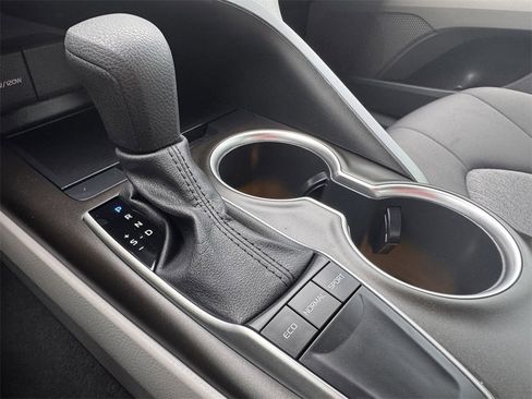 Used 2022 Toyota Camry LE image 18