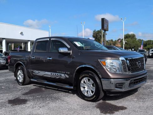 Used 2018 Nissan Titan SV w/ SV Convenience Package RWD image 2