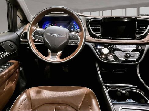 Used 2021 Chrysler Pacifica Limited w/ Uconnect Theater Family Group FWD image 5
