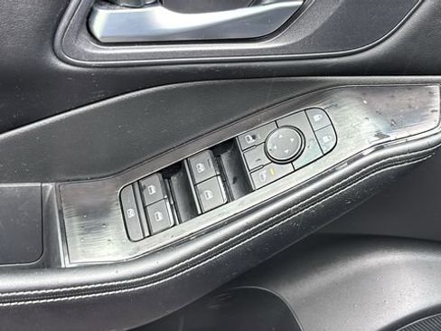 Used 2025 Nissan Rogue SV AWD/4WD image 13
