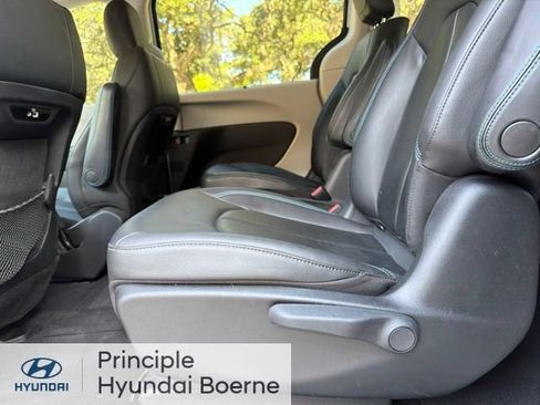 Used 2021 Chrysler Pacifica Touring-L FWD image 32