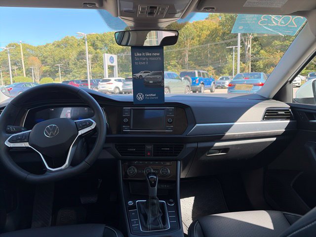 Certified 2023 Volkswagen Jetta SE w/ Panoramic Sunroof Package FWD image 17