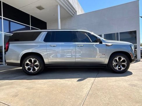 Used 2025 GMC Yukon XL AT4 Ultimate AWD/4WD image 2