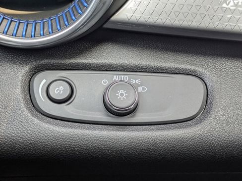 Certified 2025 Chevrolet Trax LT image 30