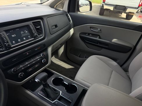 Used 2021 Kia Sedona LX FWD image 28