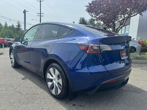 Used 2024 Tesla Model Y Long Range AWD/4WD image 3