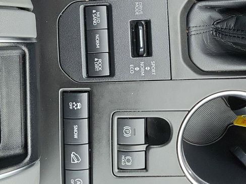 Used 2020 Toyota Highlander XLE AWD/4WD image 22
