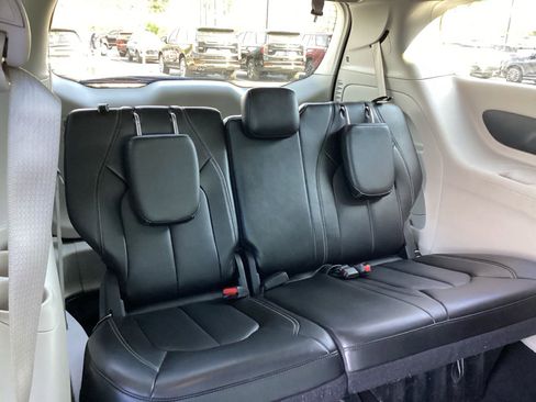 Used 2024 Chrysler Pacifica Touring-L image 21