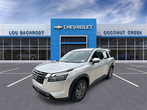 Used 2025 Nissan Pathfinder SV image 4