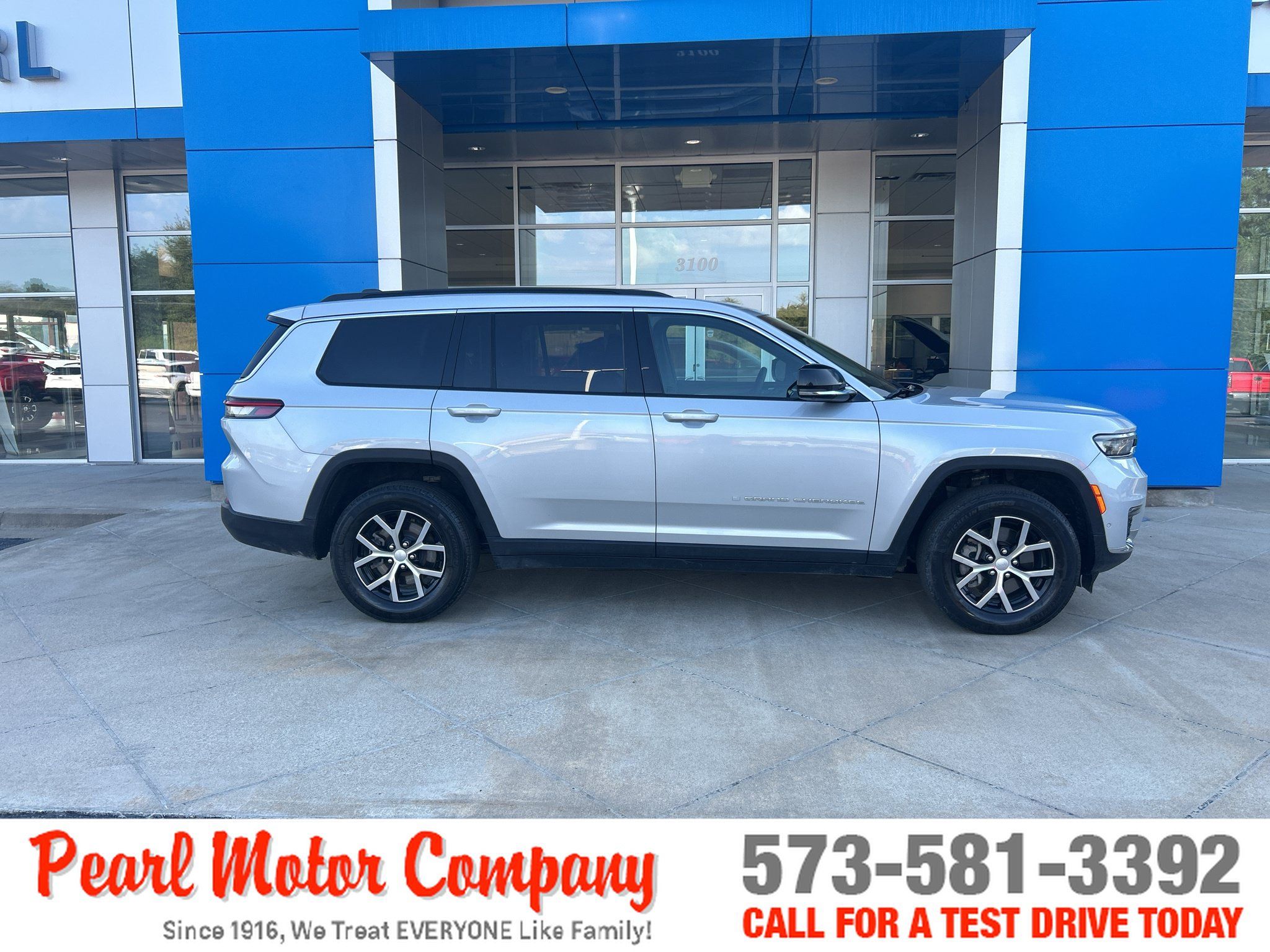 Used 2024 Jeep Grand Cherokee L Limited w/ Luxury Tech Group II AWD/4WD image 3