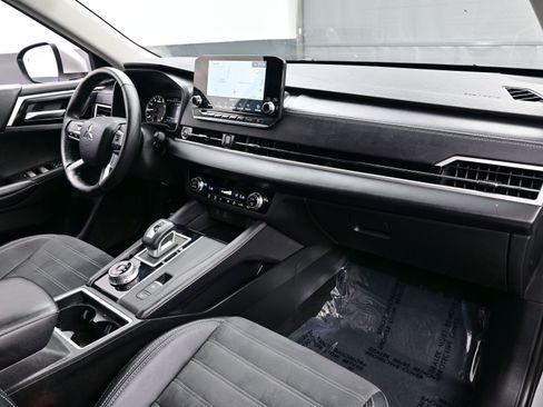 Used 2023 Mitsubishi Outlander SE image 15