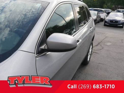 Used 2016 Jeep Cherokee Latitude FWD image 11