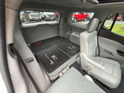 Used 2018 GMC Acadia SLT w/ LPO, Floor Liner Package FWD image 30
