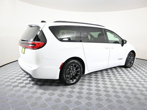 Used 2025 Chrysler Pacifica Select w/ Fav Edition Package image 6