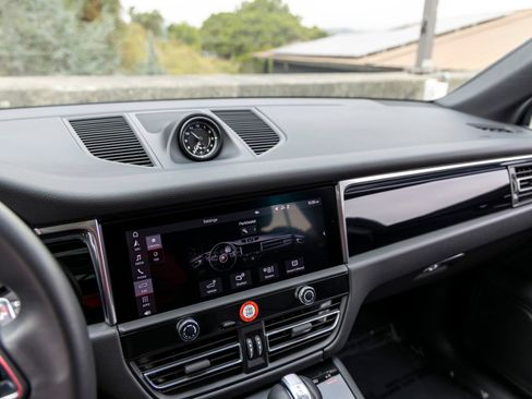 Certified 2026 Porsche Macan AWD/4WD image 39