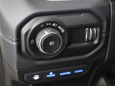 Used 2025 Jeep Wrangler Unlimited Sahara AWD/4WD image 23