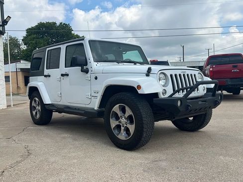 Used 2018 Jeep Wrangler Unlimited Sahara AWD/4WD image 4