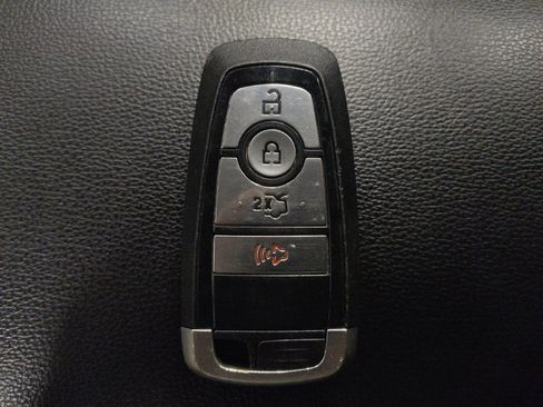 Used 2020 Ford Fusion SE image 32