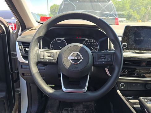 Used 2022 Nissan Rogue S FWD image 8