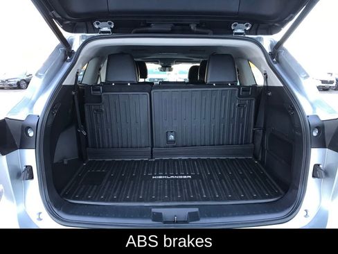 Used 2023 Toyota Highlander XLE image 6