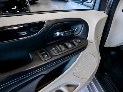 Used 2017 Dodge Grand Caravan SE image 16